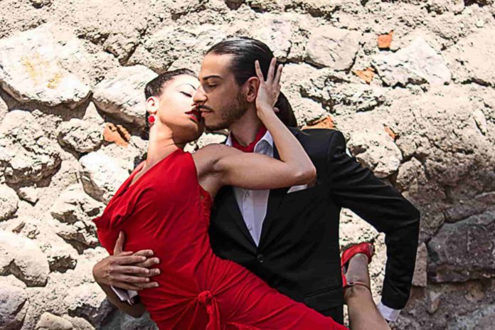 Giusy Citro e Simone Ferrara posa tango presso le strade del centro storico di Mercato San Severino, (SA)