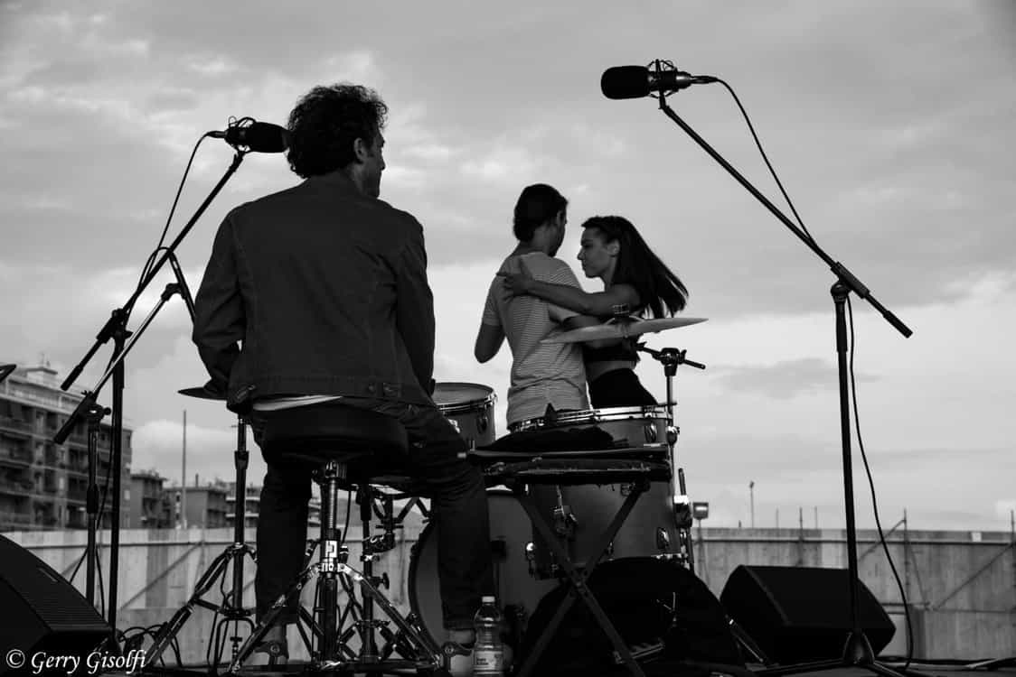 Foto che ritrae Simone Ferrara e Giusy Citro con Amedeo Ariano alla batteria durante le prove generali del concerto del 16 Luglio 2020 all’Arena Del Mare di Salerno