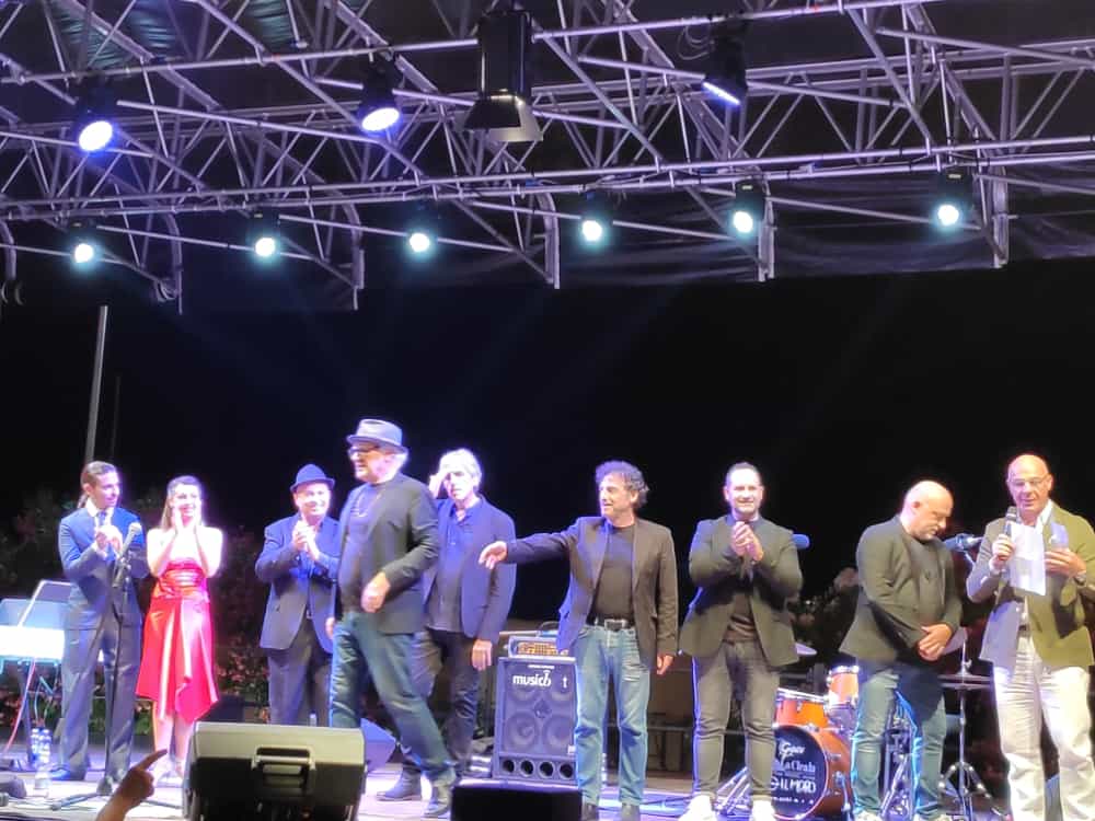 Saluti finali da parte di tutti i musicisti ed i ballerini ospiti Simone Ferrara e Giusy Citro durante il concerto del 16 Luglio 2020 con Nick The Nightfly all’Arena Del Mare di Salerno