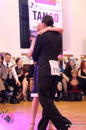 Foto che ritrae Giusy Citro e Simone Ferrara durante la Finale Metropolitana Nazionale a Palermo nell’anno 2018 nella categoria “Tango Amatori Beginners” in cui si sono rivelati Campioni Nazionali